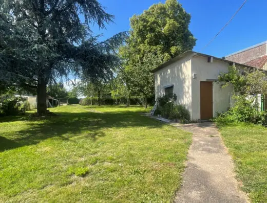 Maison de village proche LA BAZOCHE GOUET.
