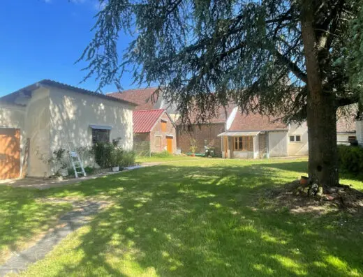 Maison de village proche LA BAZOCHE GOUET.