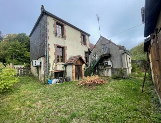 EXCLUSIVITE. Village proche la Bazoche Gouet. Maison ancienne à vendre.
