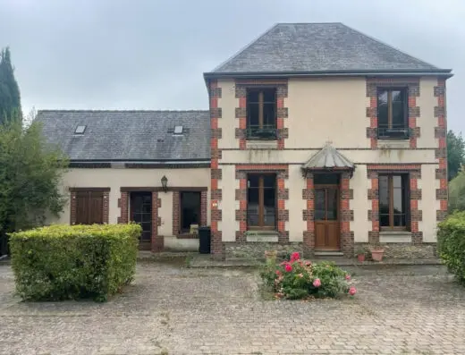EXCLUSIVITE. Village proche la Bazoche Gouet. Maison ancienne à vendre.