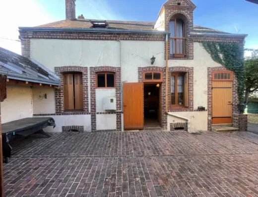 Maison de village avec jardin clos.