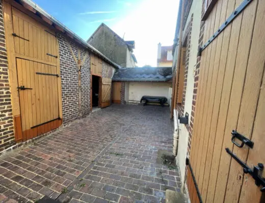 Maison de village avec jardin clos.