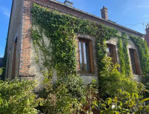 Maison de village avec jardin clos.