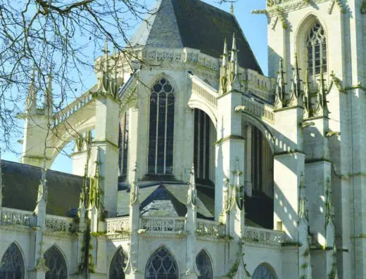 NOTRE DAME DES MARAIS : une fenêtre sur la renaissance et sur le moyen âge