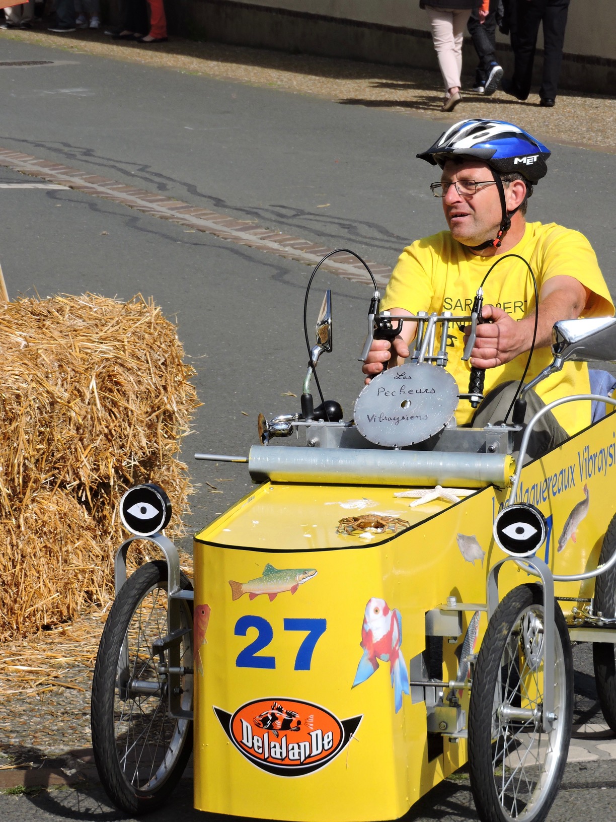 COURSE FOLLE DE VOITURES A PEDALES